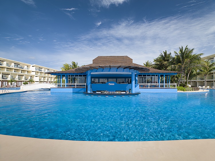 AZS_Jacuzzi_Jr_Swim_Up_Suite_2121_Room_View Featured Resort of the Week: Azul Sensatori Mexico