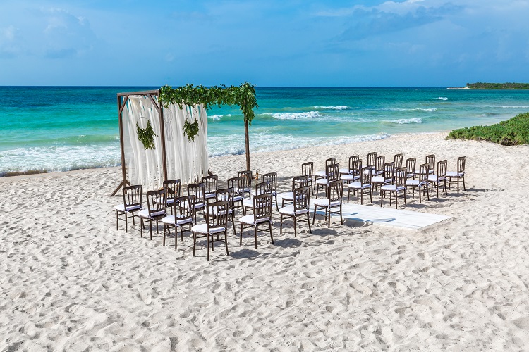 Beach wedding ceremony at UNICO 20°87° in Riviera Maya