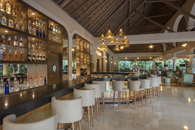 Lobby bar at Grand Palladium Colonial Resort & Spa in Mexico