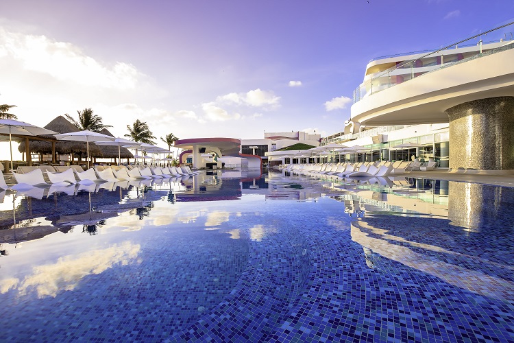 Swimming pool at Temptation Cancun Resort in Mexico