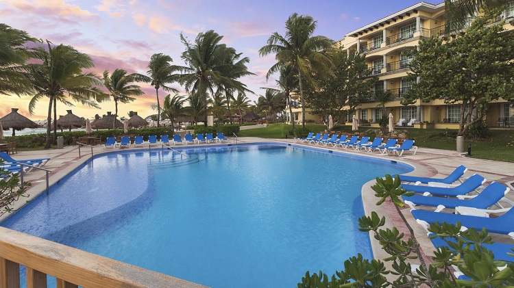 Swimming pool at Hotel Marina El Cid Spa & Beach Resort in Mexico