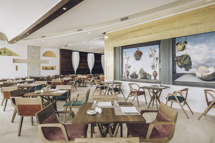 Oceanfront restaurant at Iberostar Cancun Star Prestige in Mexico
