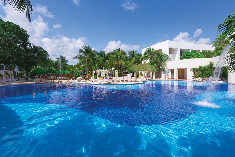 Swimming pool at Sunscape Akumal Beach Resort & Spa in Mexico