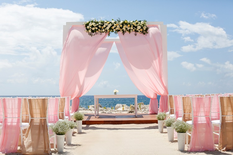 Beach wedding ceremony at TRS Coral Hotel in Mexico